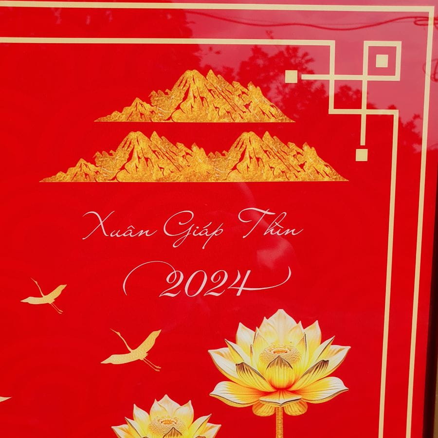 Hình ảnh ngọn núi vàng kèm năm chúc thọ trên tranh