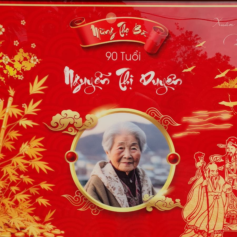 Hình ảnh bà và thông tin tên tuổi của bà trên mẫu tranh mừng thọ G2