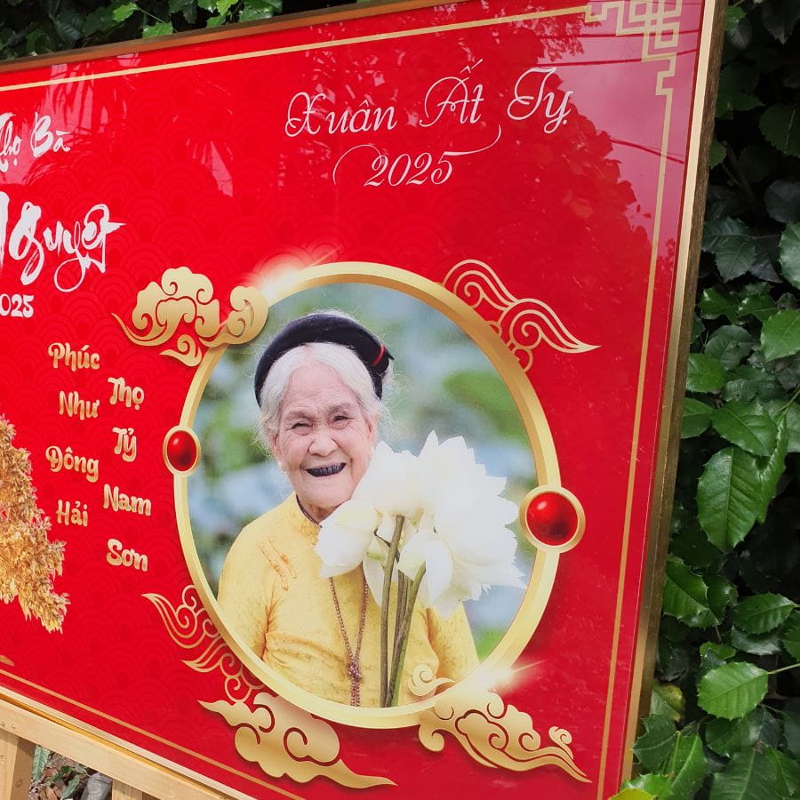 Hình ảnh bà được in trực tiếp lên mẫu tranh mừng thọ G4