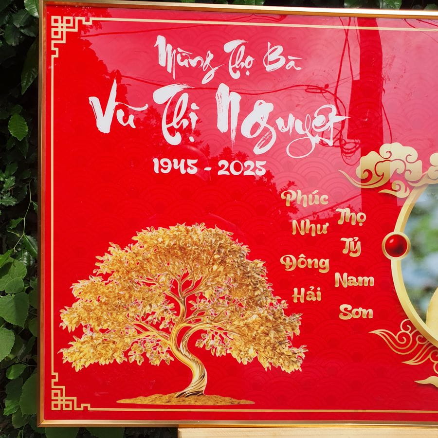 Hình ảnh cây bonsai vàng, câu chúc thọ và tên tuổi bà trên tranh