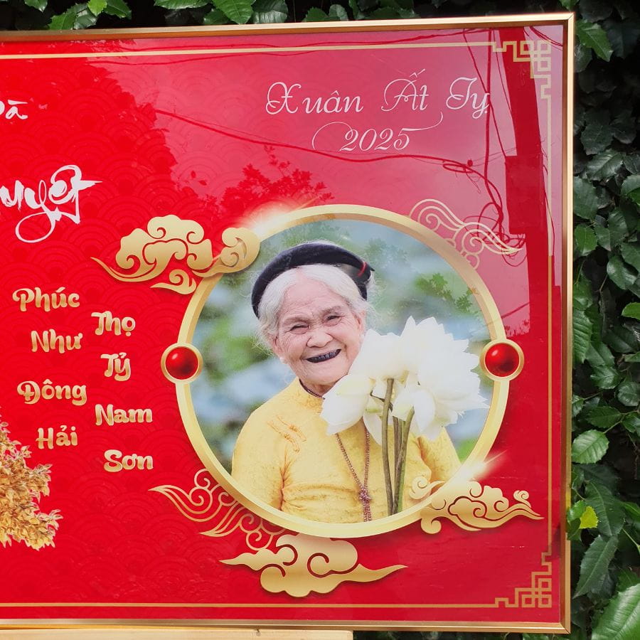 H&igrave;nh ảnh b&agrave; được in tr&ecirc;n tranh mừng thọ
