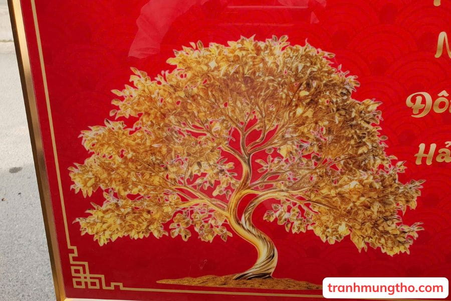 Cây bonsai vàng trên tranh mừng thọ in ảnh ông bà