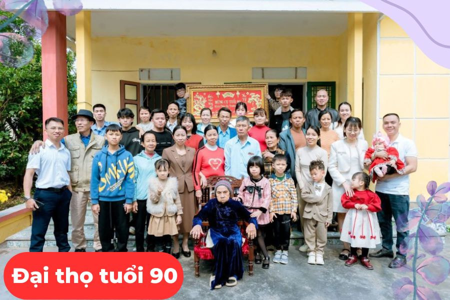 Gia đình tổ chức lễ đại thọ 90 tuổi cụ bà