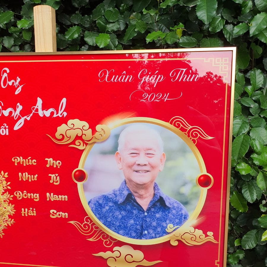 Hình ảnh ông được in trên mẫu tranh mừng thọ G1