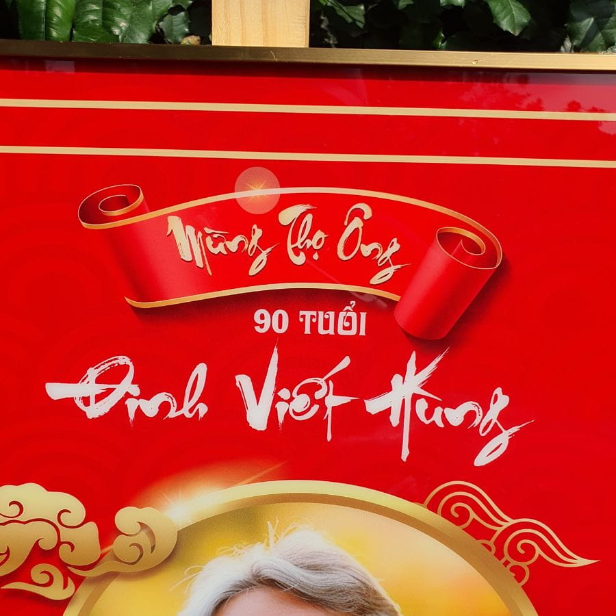 Nội dung tên tuổi của ông được in lên mẫu tranh mừng thọ M3