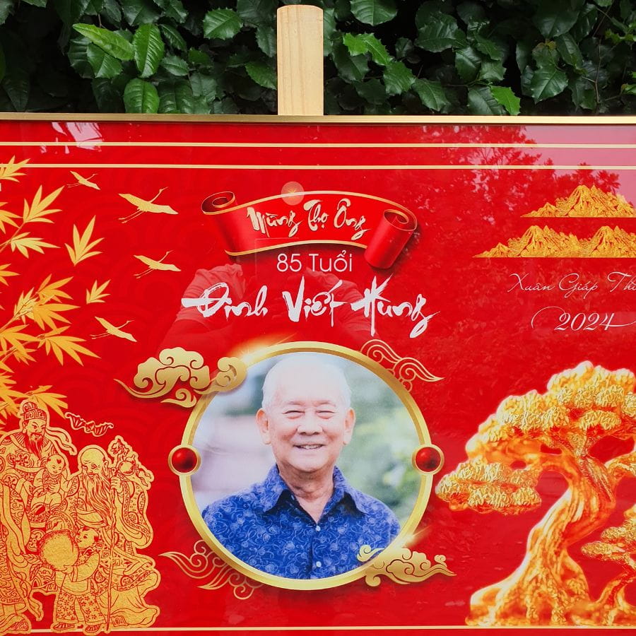 Thông tin của ông được in trên mẫu tranh mừng thọ M5