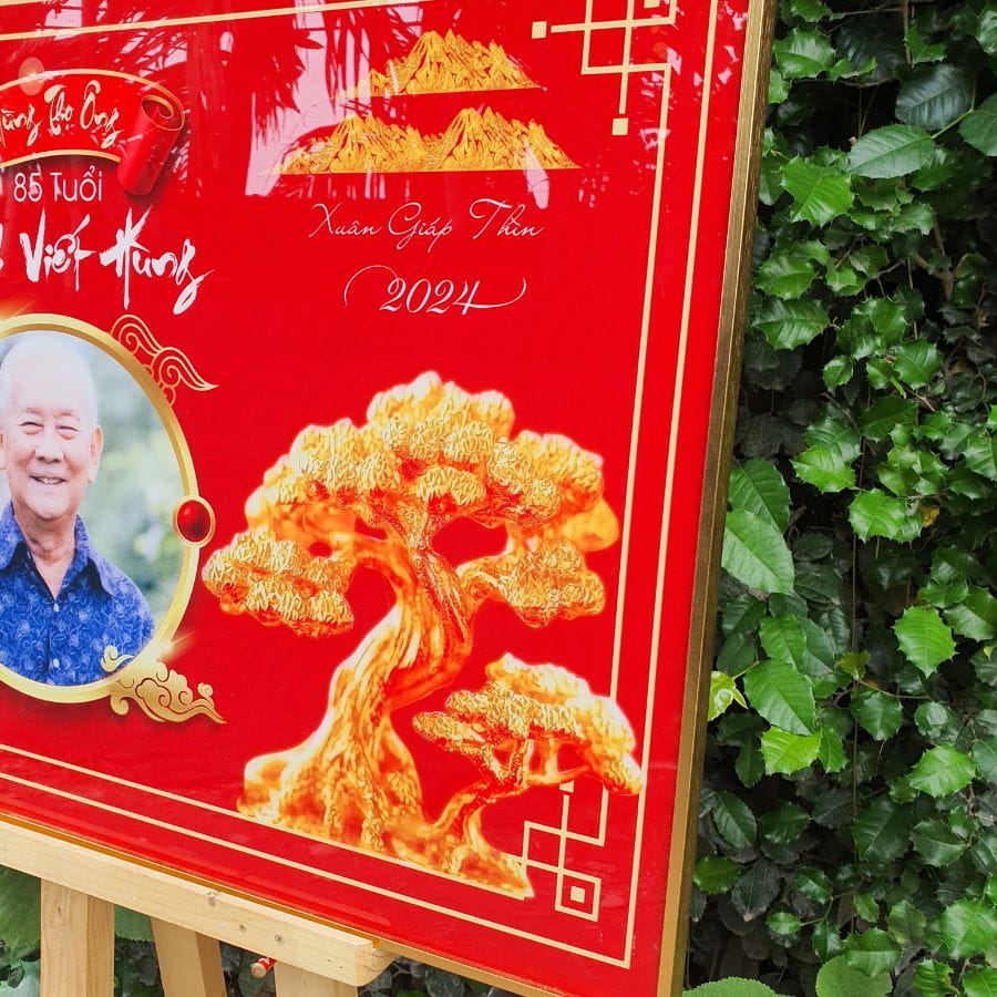 Hình ảnh cây tùng vàng trên mẫu tranh mừng thọ M5