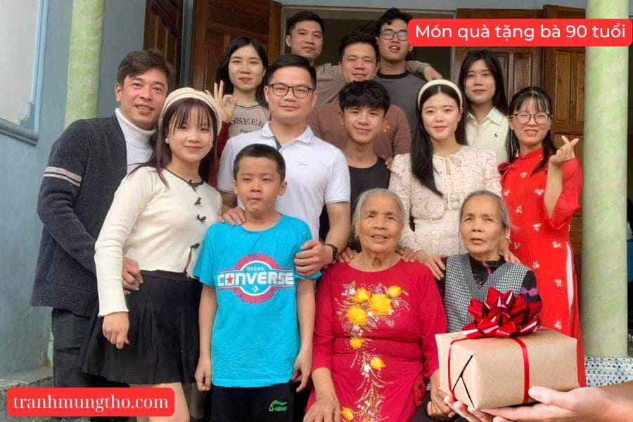 M&oacute;n qu&agrave; tặng cụ b&agrave; 90 tuổi