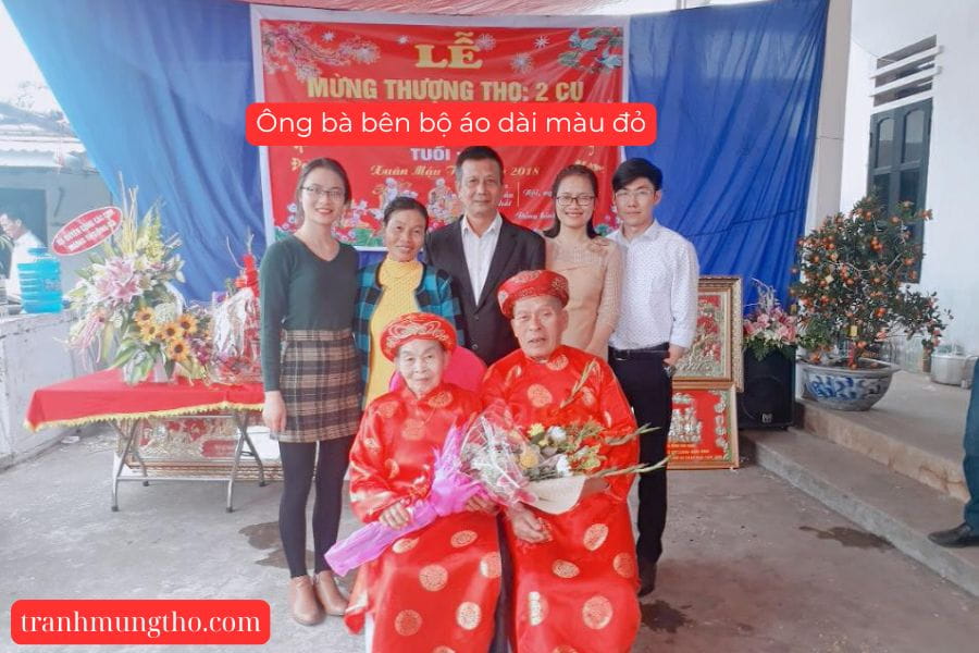 Ông bà bên bộ áo dài đỏ