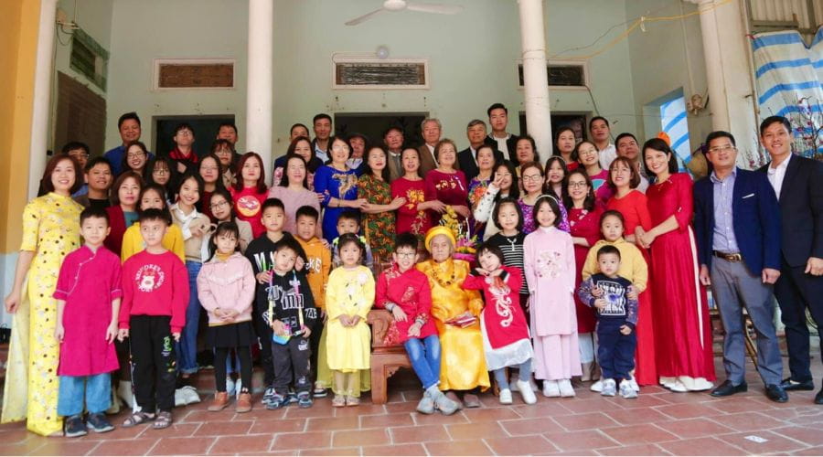Con cháu sum họp tổ chức lễ mừng thọ cụ bà