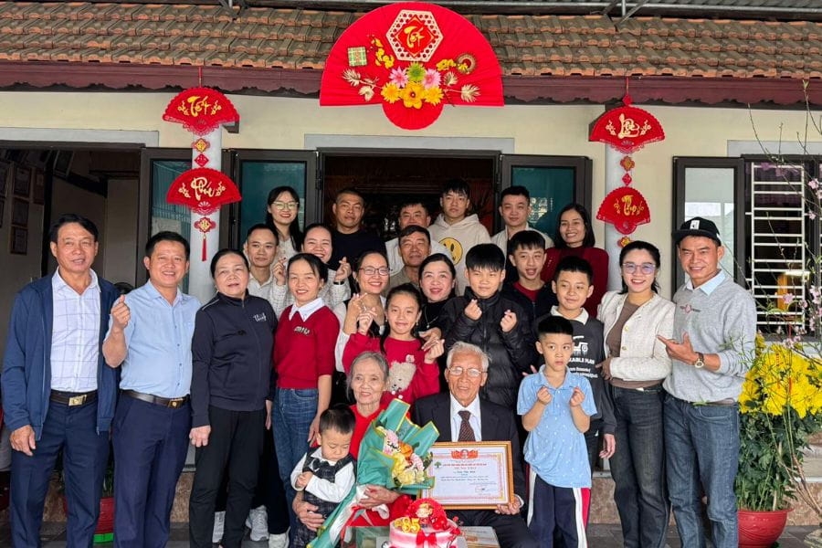 Đại gia đình tổ chức mừng thọ ông bà