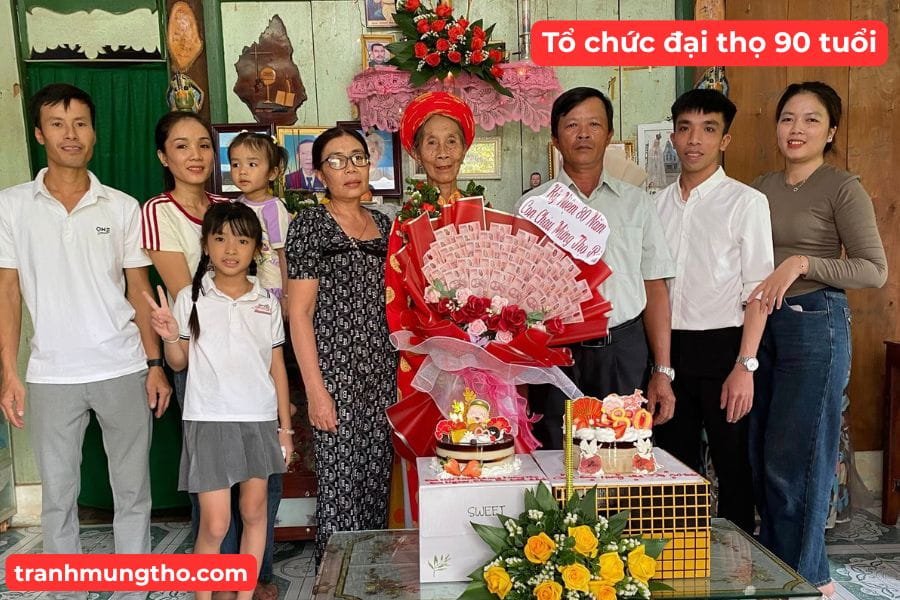 Con ch&aacute;u sum họp tổ chức mừng thọ 90 tuổi cụ
